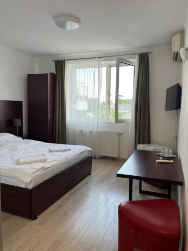 Standard Double/Twin Room image 9