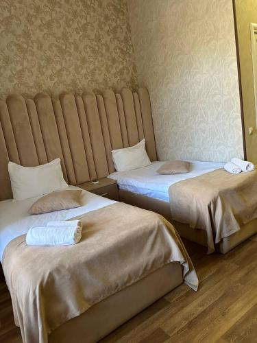 2 twin beds