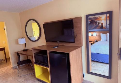 Days Inn by Wyndham St. Petersburg / Tampa Bay Area - image 13