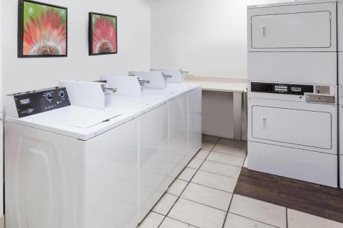 Days Inn by Wyndham St. Petersburg / Tampa Bay Area - image 14