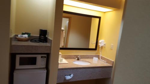 Quality Inn & Suites Montgomery East Carmichael Rd, Montgomery (photo 10)