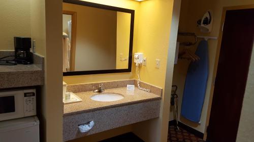 Quality Inn & Suites Montgomery East Carmichael Rd, Montgomery (photo 11)