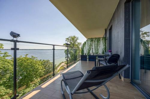 Modern Apartment by the Lake with Parking & Sauna in Zegrze by Noclegi Renters