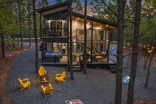 NEW Cabin with Treehouse Spa Firepit & Games, Broken Bow