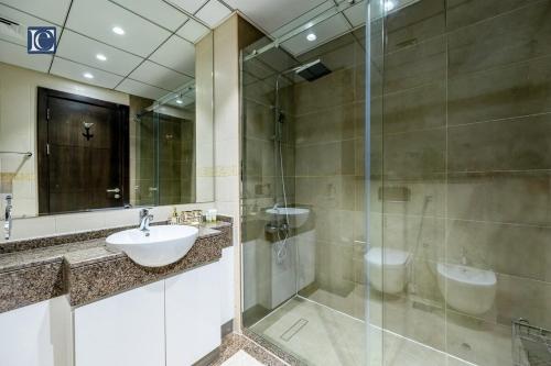 Luxury Escapes- Elegant Marina View Bay Central 3BR and Maids Room- single bed, Дубай (фото 5)