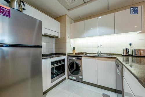 Luxury Escapes- Elegant Marina View Bay Central 3BR and Maids Room- single bed, Дубай (фото 10)