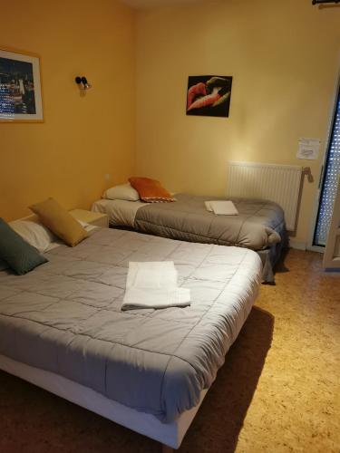 1 double bed, 1 twin bed