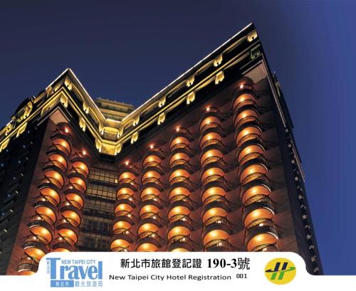 A szálláshely kívülről, Hotel Regalees in Tamsui negyed