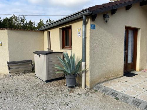 Studio indépendant avec filet de lecture (Studio independant avec filet de lecture) in Genissieux (Rhone-Alpes)