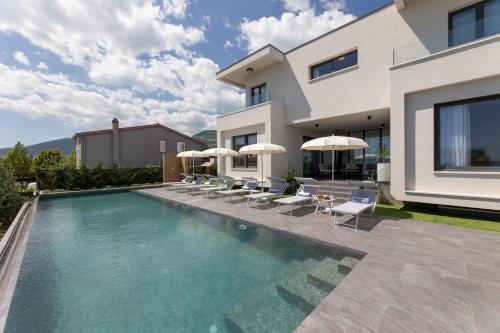 Luxury villa with a swimming pool Kastel Stari Kastela - 24431 - image 3