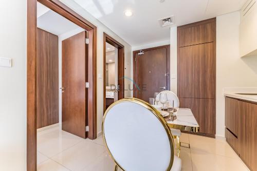 Furnished 1BR Near Burj Khalifa, Dubai Canal & Metro Station, Vera Tower, Business Bay by Deluxe Holiday Homes, Дубай (фото 4)