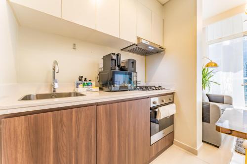 Furnished 1BR Near Burj Khalifa, Dubai Canal & Metro Station, Vera Tower, Business Bay by Deluxe Holiday Homes, Дубай (фото 6)