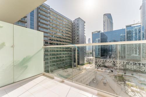 Furnished 1BR Near Burj Khalifa, Dubai Canal & Metro Station, Vera Tower, Business Bay by Deluxe Holiday Homes, Дубай (фото 7)