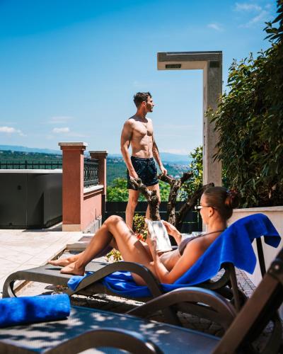 Three-Bedroom Apartment with Terrace and Sea View image 6