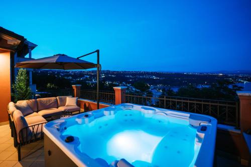 Three-Bedroom Apartment with Terrace and Sea View image 4