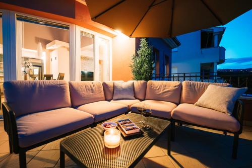Three-Bedroom Apartment with Terrace and Sea View image 1
