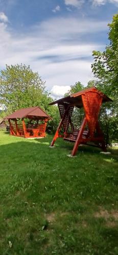 สภาพแวดล้อมโดยรอบ, На Пагорбі in มิคูลิชิน