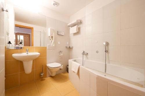 Double or Twin Room with City View image 7