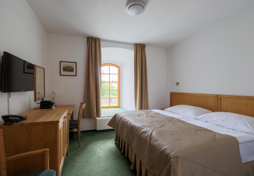 Double or Twin Room with River View image 10