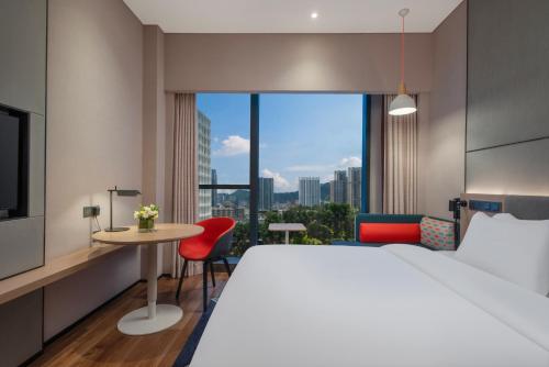 Standard King Room with City View image 3