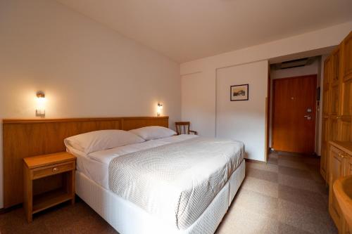 Double or Twin Room with City View image 5