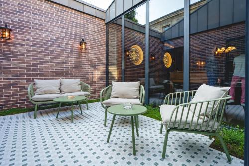 Balcony/terrace, The Originals Boutique, Hôtel Le Londres, Saumur in Saumur Town Center