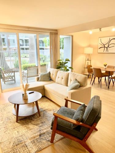 Cozy Oceanfront Pool view Condo in Marina Del Rey