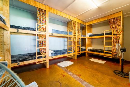Shoestrings Backpackers Lodge Vic Falls - image 2