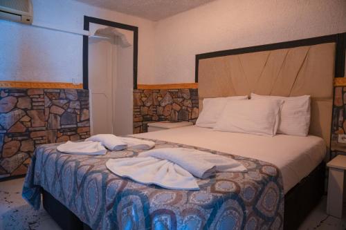 1 king bed, 1 twin bed