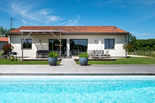 Peldbaseins, La Villa face au Lac in Gaujac (Midi-Pyrenees)