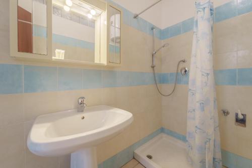 One-Bedroom Apartment with Sea View image 9