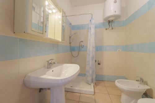 One-Bedroom Apartment with Sea View image 4