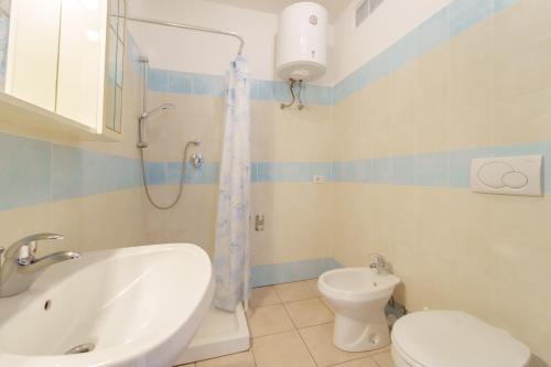 One-Bedroom Apartment with Sea View image 3