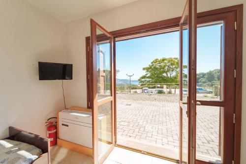 One-Bedroom Apartment with Sea View image 2