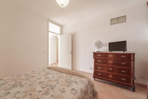 One-Bedroom Apartment with Sea View image 8