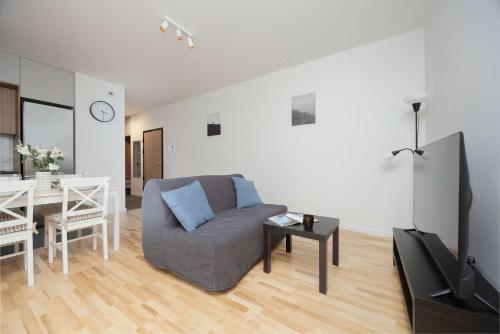 Air Conditioned Apartment in Warsaw with Parking, Balcony and Bathtub by Noclegi Renters