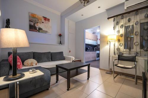 Top-Floor Apt with Private Patio- Nea Ionia by ΜΡS, Афины