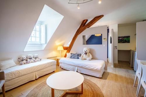 1 queen bed, 2 sofa beds