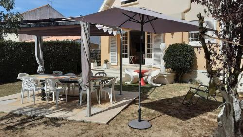 VILLA 5 CHAMBRES 10 PERSONNES 300m PLAGE DEMOISELLE in La Paree Jesus