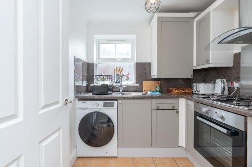 Open Mind Property -2 Bedrooms with FREE parking in Queen's Park