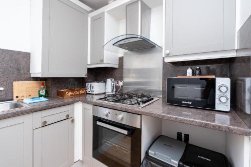 Open Mind Property -2 Bedrooms with FREE parking in Queen's Park