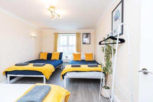 Open Mind Property -2 Bedrooms with FREE parking in Queen's Park