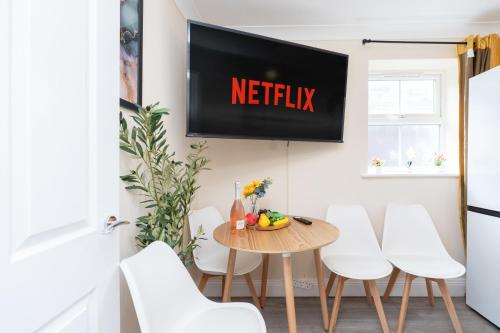 Open Mind Property -2 Bedrooms with FREE parking in Queen's Park