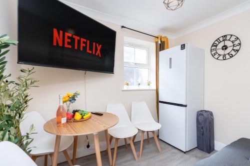 Open Mind Property -2 Bedrooms with FREE parking in Queen's Park