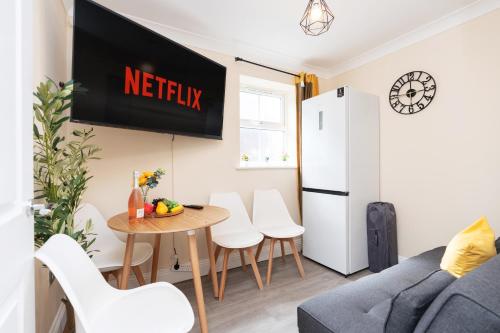 Open Mind Property -2 Bedrooms with FREE parking in Queen's Park