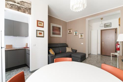 GuestHost - M1 Pasteur Apartment with Balcony 1