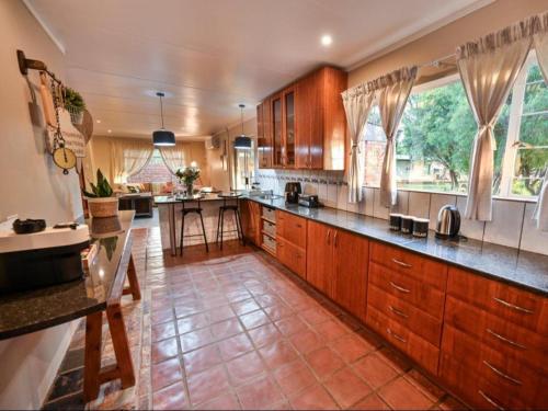 dapur, Anna Africa Guest House in Pellissier