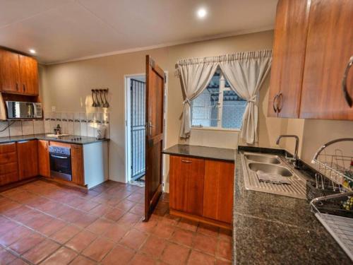 dapur, Anna Africa Guest House in Pellissier