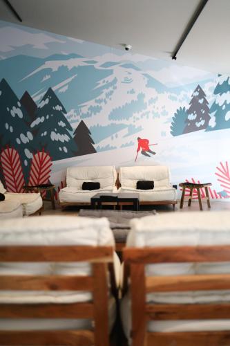 kawasan lounge/TV kongsi, KY Mountain Hostel Arinsal in Mas de Ribafeta