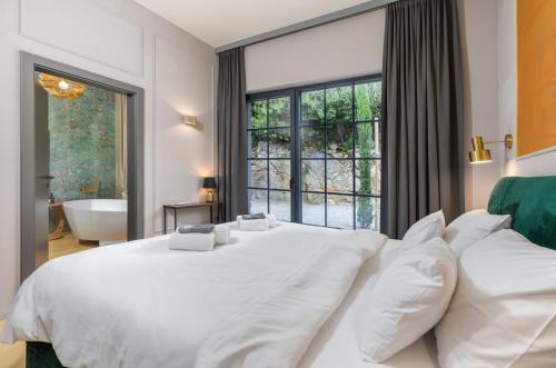 Villa St Hedonist by Villsy in โปเลียเน